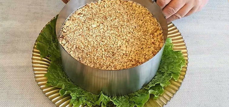 Салат с говядиной, маринованными огурцами, сыром и яйцом