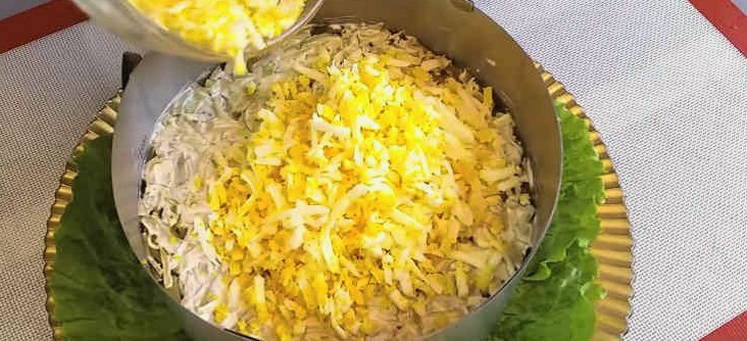 Салат с говядиной, маринованными огурцами, сыром и яйцом
