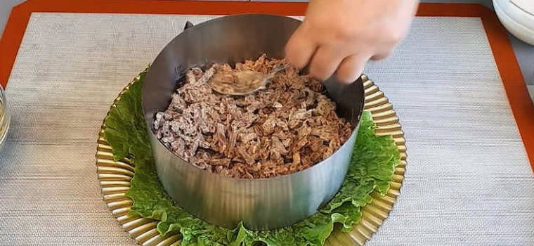 Салат с говядиной, маринованными огурцами, сыром и яйцом
