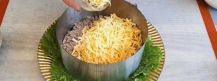 Салат с говядиной, маринованными огурцами, сыром и яйцом