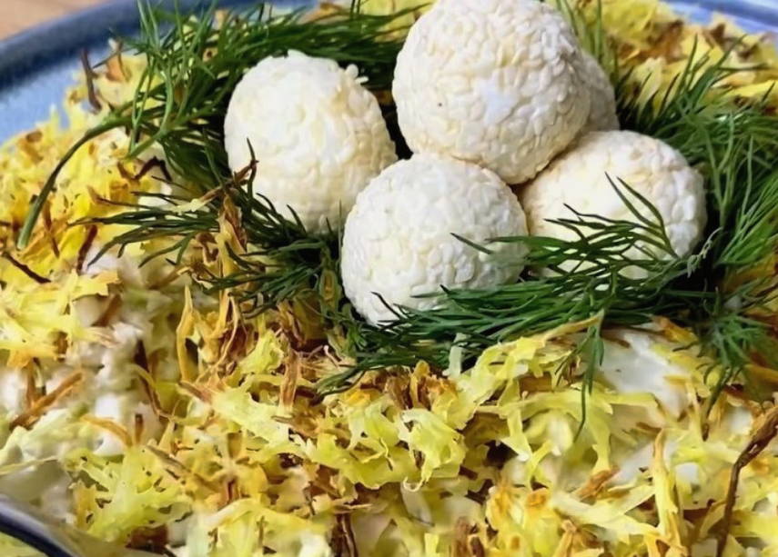 Салат «Гнездо глухаря» с пекинской капустой