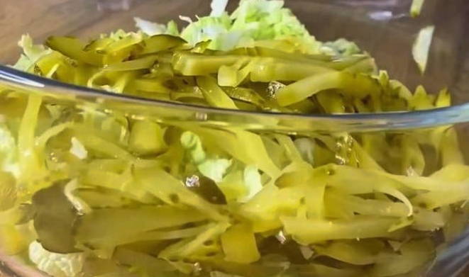 Салат «Гнездо глухаря» с пекинской капустой