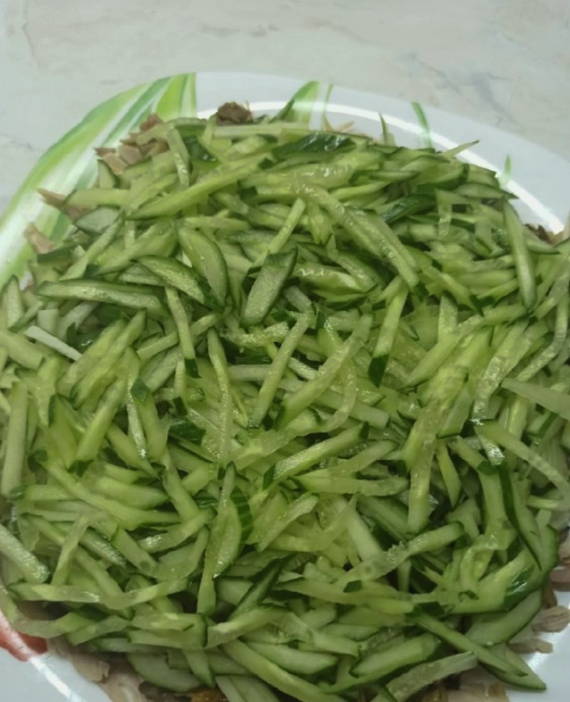 Салат с копченой курицей, корейской морковью, грибами и огурцами