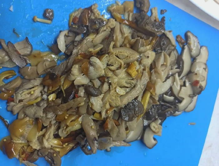 Салат с копченой курицей, корейской морковью, грибами и огурцами
