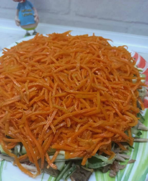 Салат с копченой курицей, корейской морковью, грибами и огурцами