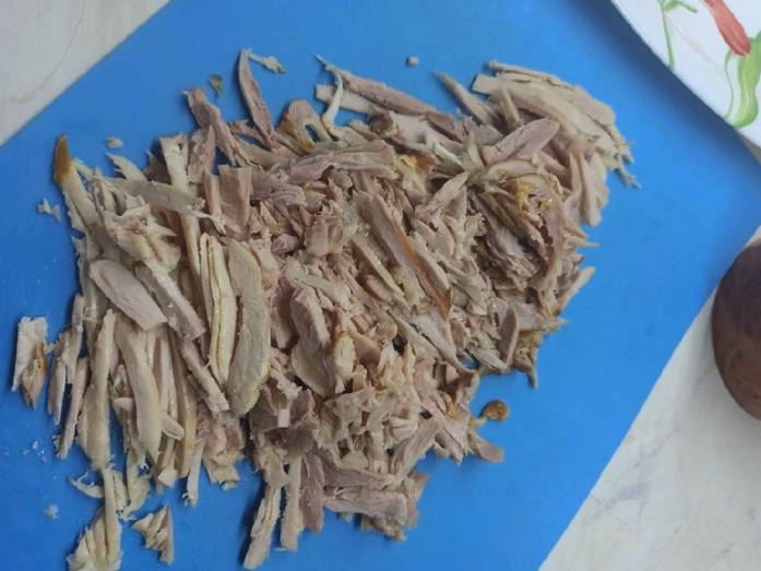 Салат с копченой курицей, корейской морковью, грибами и огурцами
