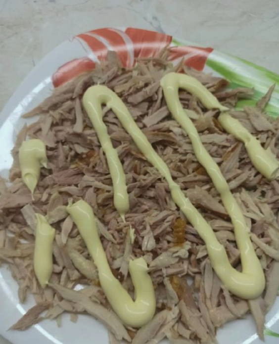 Салат с копченой курицей, корейской морковью, грибами и огурцами