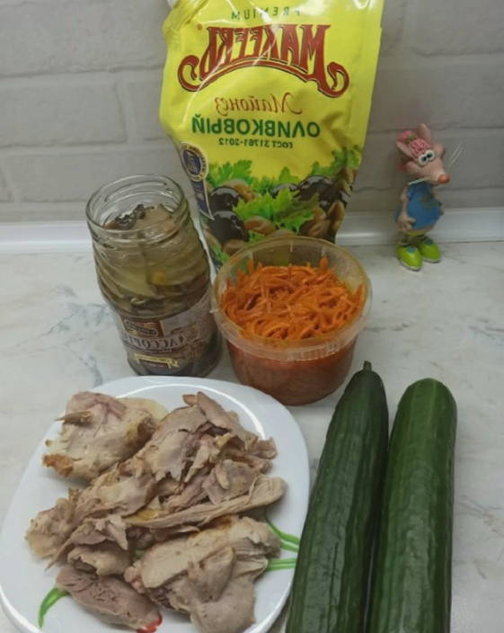 Салат с копченой курицей, корейской морковью, грибами и огурцами