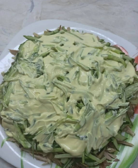 Салат с копченой курицей, корейской морковью, грибами и огурцами