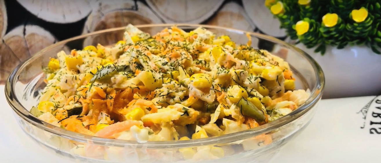 Салат «Венеция» с копченой курицей, корейской морковью, кукурузой и огурцом