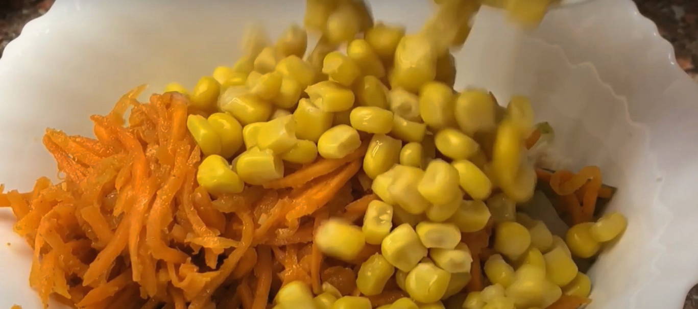 Салат «Венеция» с копченой курицей, корейской морковью, кукурузой и огурцом