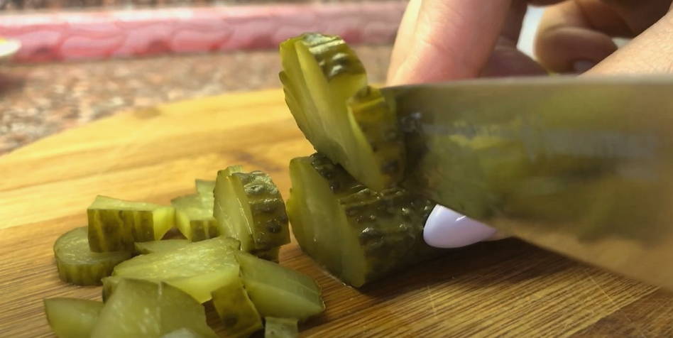 Салат «Венеция» с копченой курицей, корейской морковью, кукурузой и огурцом