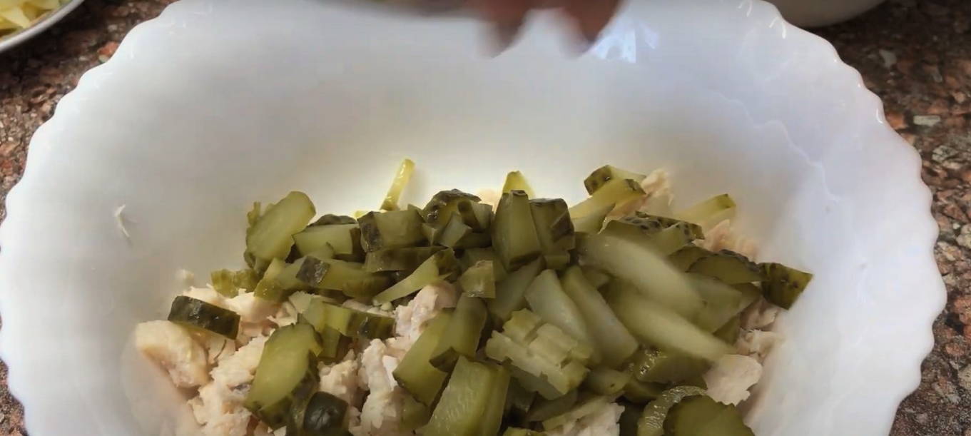 Салат «Венеция» с копченой курицей, корейской морковью, кукурузой и огурцом