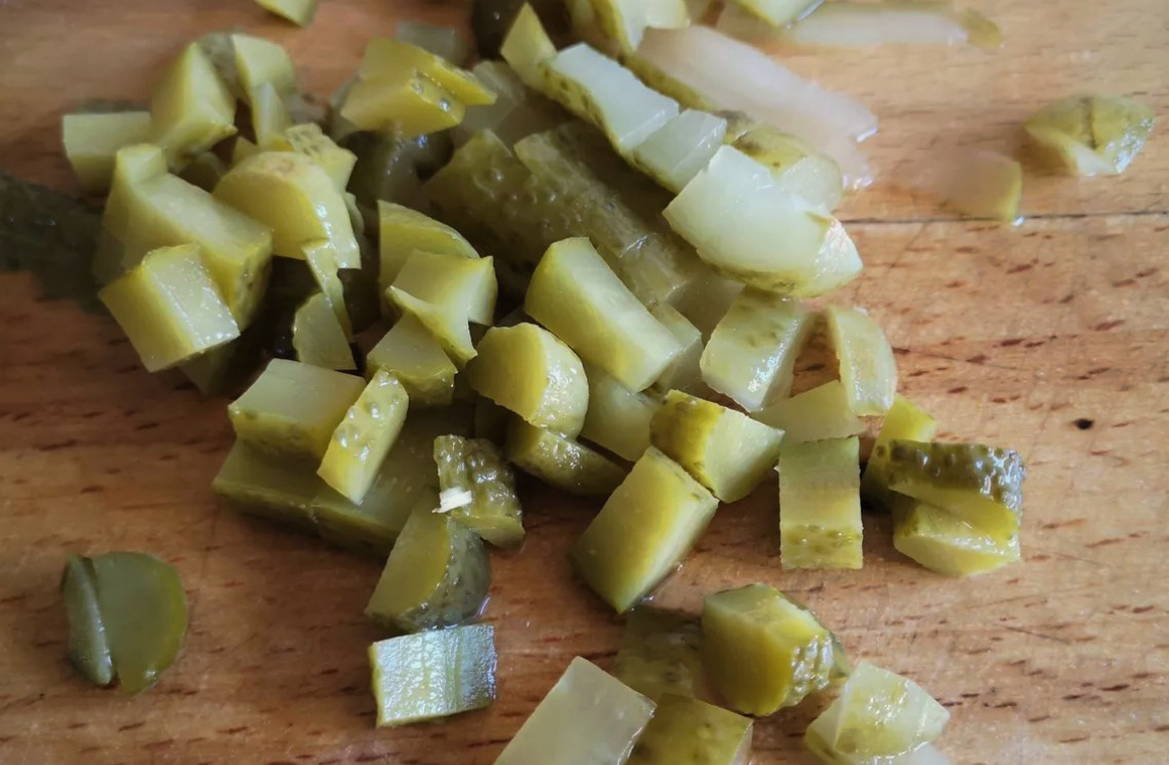Салат с говядиной, солеными огурцами, яйцом и зеленым горошком