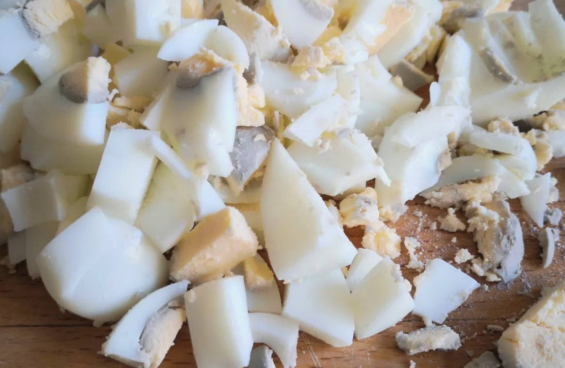 Салат с говядиной, солеными огурцами, яйцом и зеленым горошком