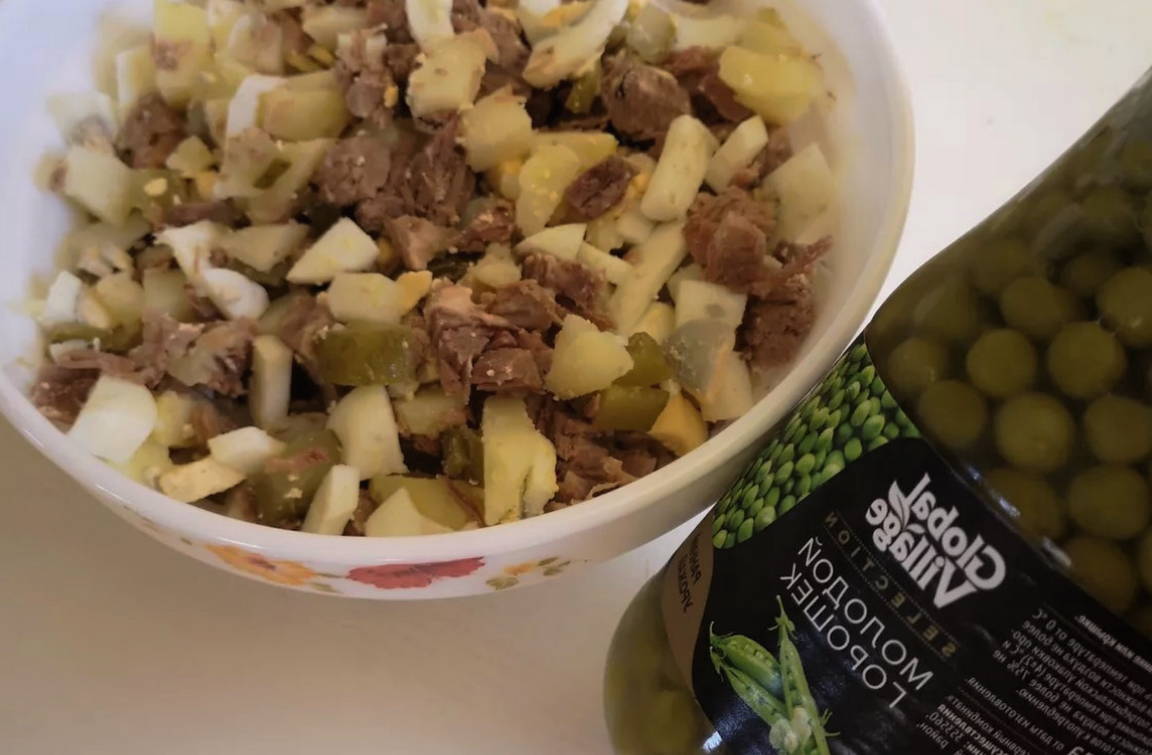 Салат с говядиной, солеными огурцами, яйцом и зеленым горошком