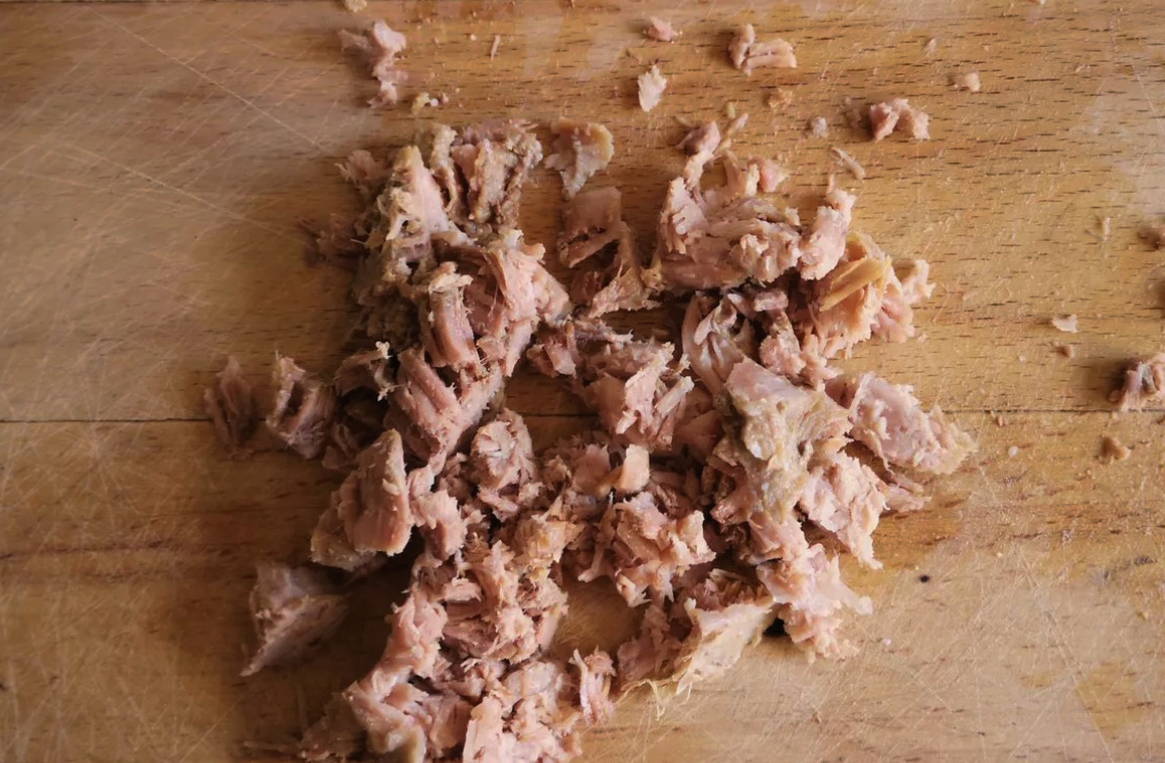 Салат с говядиной, солеными огурцами, яйцом и зеленым горошком
