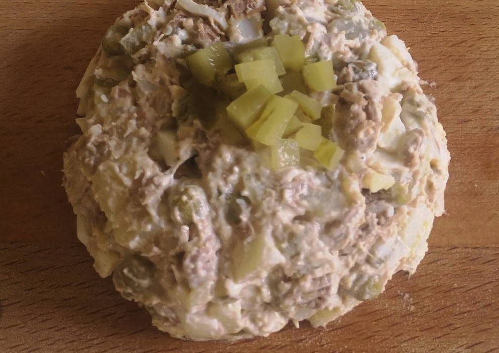 Салат с говядиной, солеными огурцами, яйцом и зеленым горошком