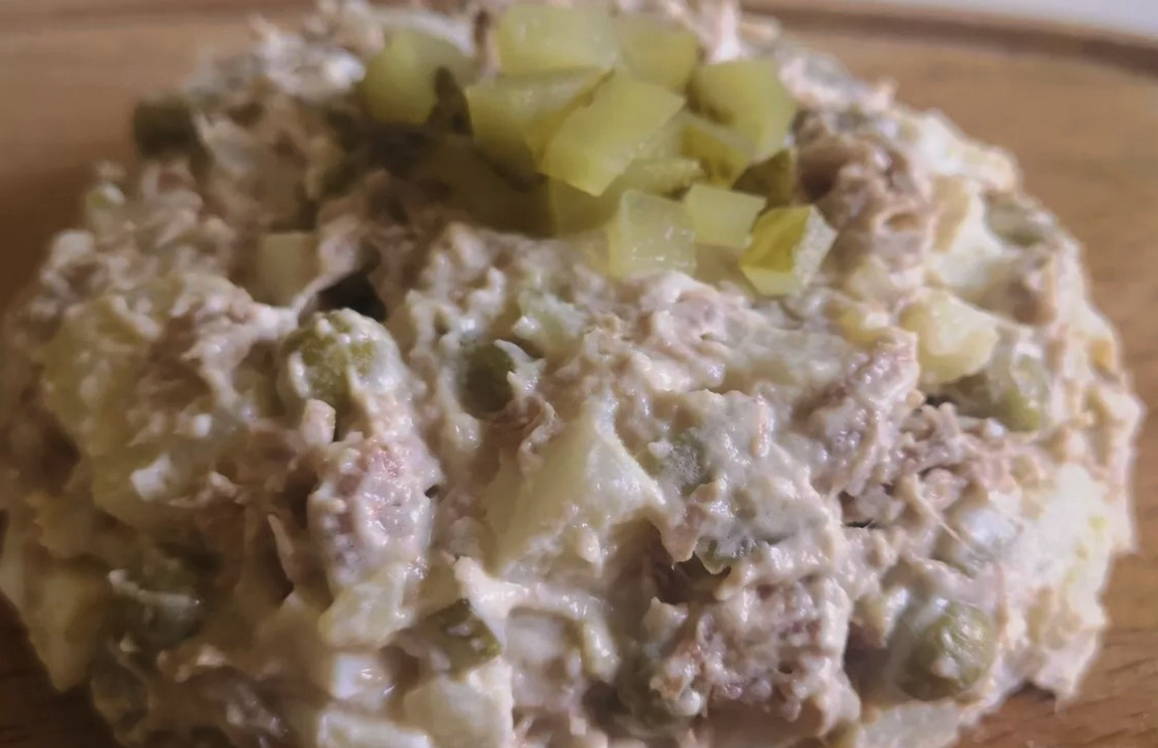 Салат с говядиной, солеными огурцами, яйцом и зеленым горошком