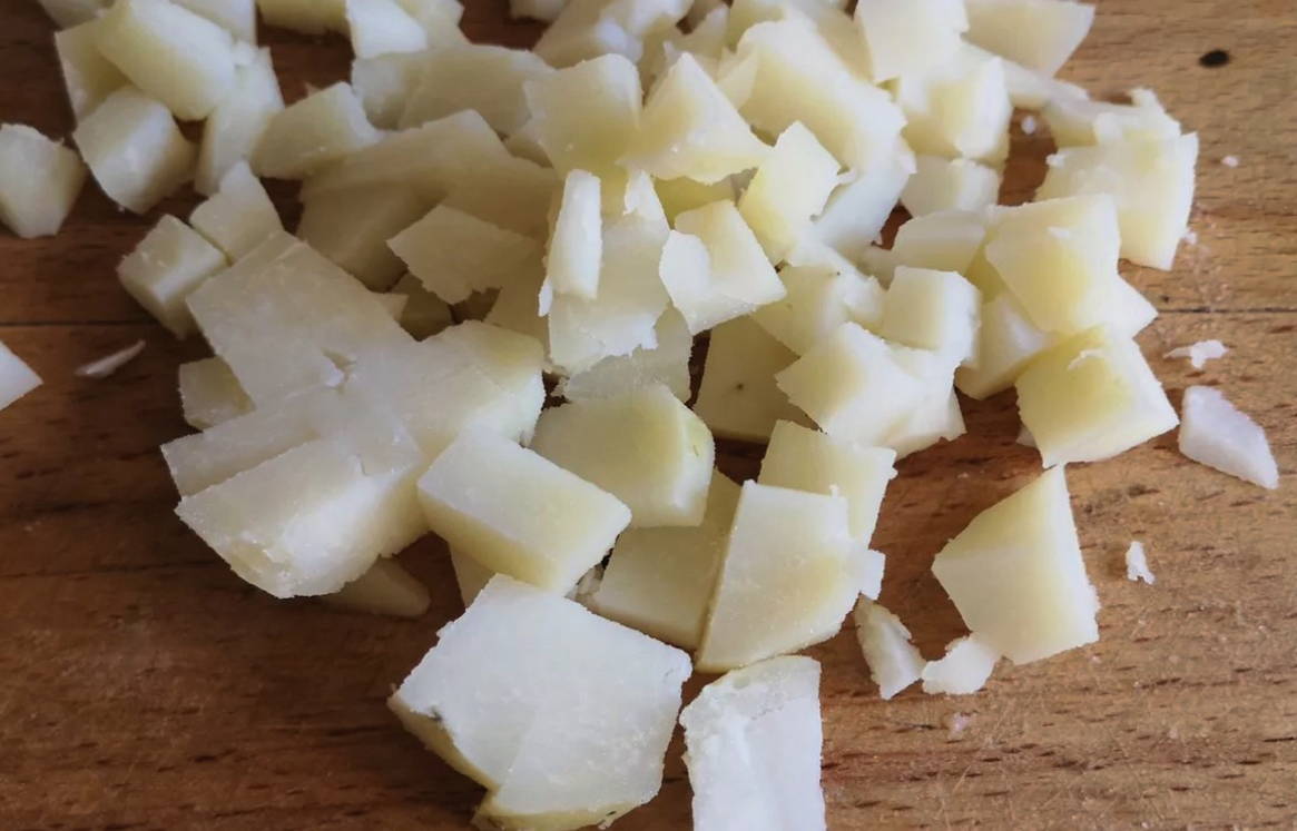 Салат с говядиной, солеными огурцами, яйцом и зеленым горошком