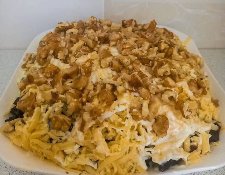 Салат «Дамский каприз» с курицей, черносливом, грецкими орехами, сыром и огурцом