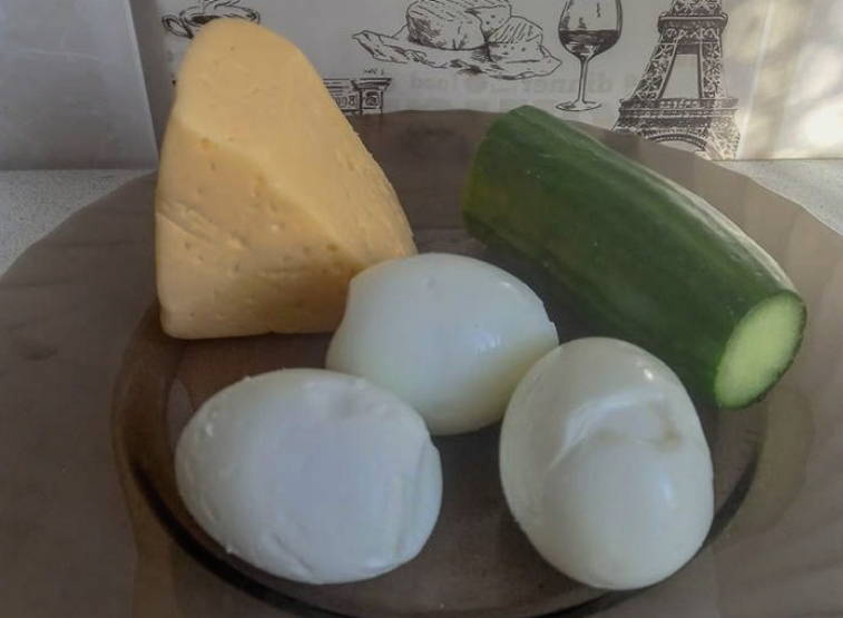 Салат «Дамский каприз» с курицей, черносливом, грецкими орехами, сыром и огурцом