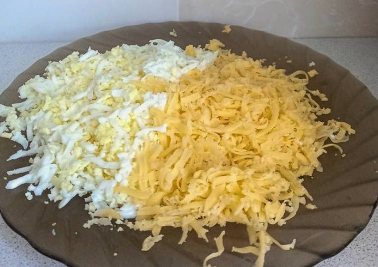 Салат «Дамский каприз» с курицей, черносливом, грецкими орехами, сыром и огурцом