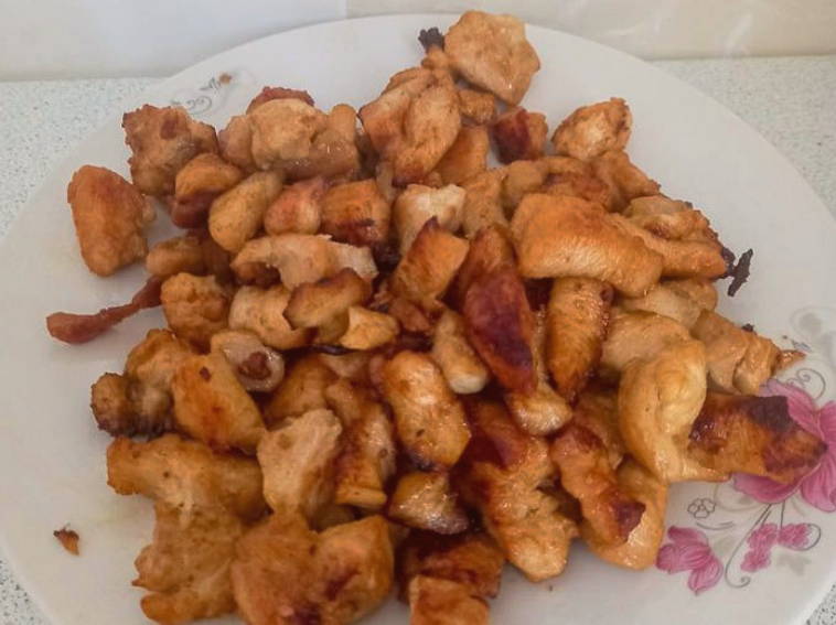 Салат «Дамский каприз» с курицей, черносливом, грецкими орехами, сыром и огурцом