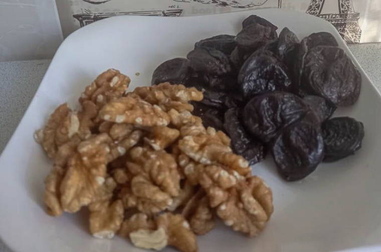 Салат «Дамский каприз» с курицей, черносливом, грецкими орехами, сыром и огурцом