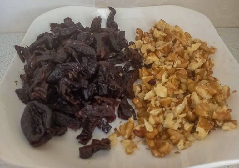 Салат «Дамский каприз» с курицей, черносливом, грецкими орехами, сыром и огурцом