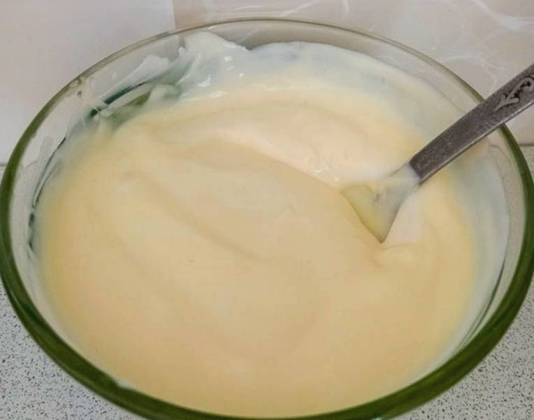 Салат «Дамский каприз» с курицей, черносливом, грецкими орехами, сыром и огурцом