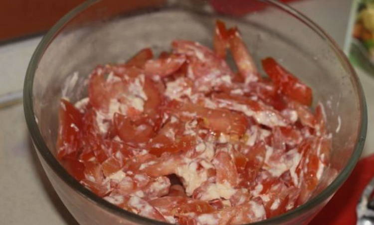 Салат «Грузинский» с колбасой, помидорами и сыром