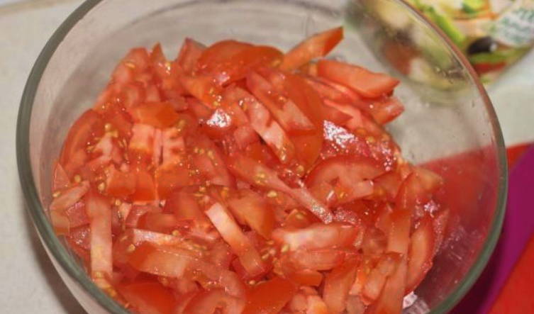 Салат «Грузинский» с колбасой, помидорами и сыром