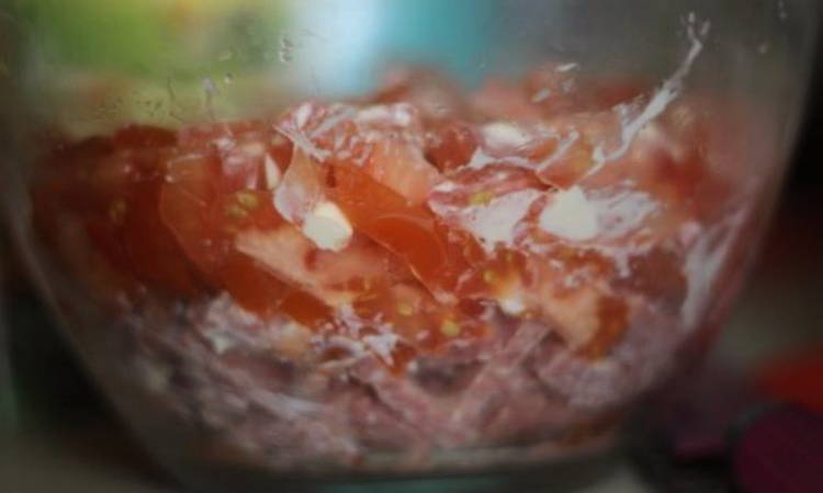 Салат «Грузинский» с колбасой, помидорами и сыром