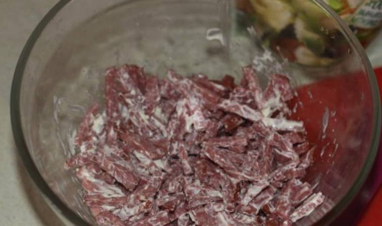 Салат «Грузинский» с колбасой, помидорами и сыром