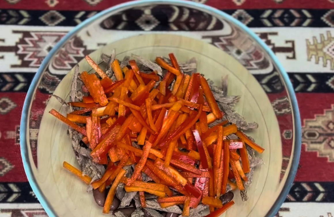 Салат «Грузинский» с говядиной, красной фасолью, перцем и грецкими орехами