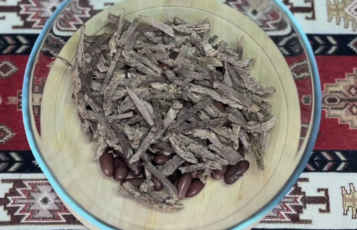 Салат «Грузинский» с говядиной, красной фасолью, перцем и грецкими орехами