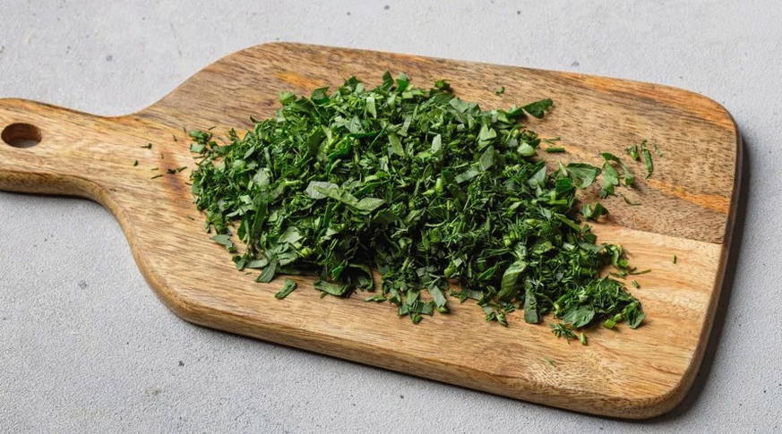 Салат с консервированной фасолью, кукурузой и сухариками
