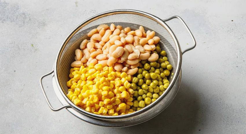 Салат с консервированной фасолью, кукурузой и сухариками
