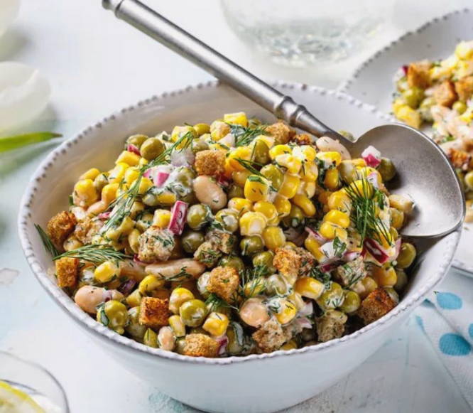 Салат с консервированной фасолью, кукурузой и сухариками