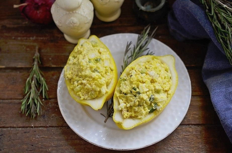 Салат из консервированной горбуши с рисом, яйцом, огурцом и луком