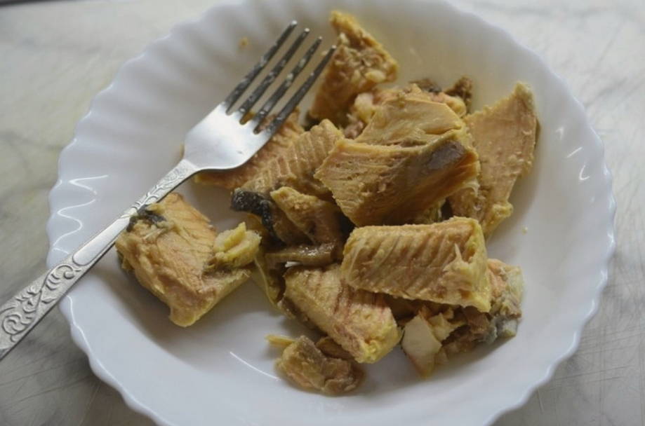 Салат из консервированной горбуши с рисом, яйцом, огурцом и луком