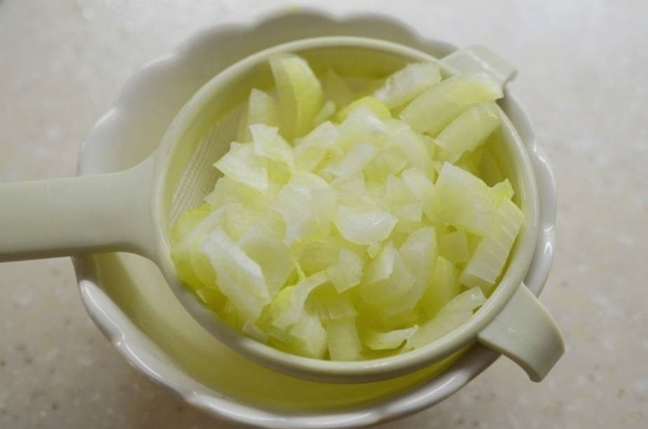 Салат из консервированной горбуши с рисом, яйцом, огурцом и луком
