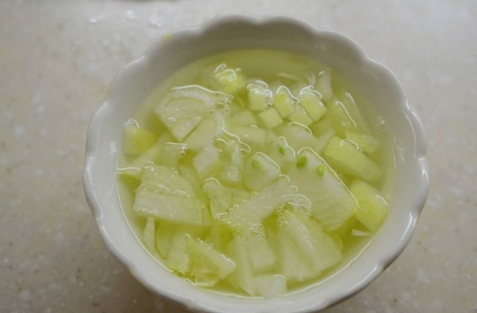 Салат из консервированной горбуши с рисом, яйцом, огурцом и луком