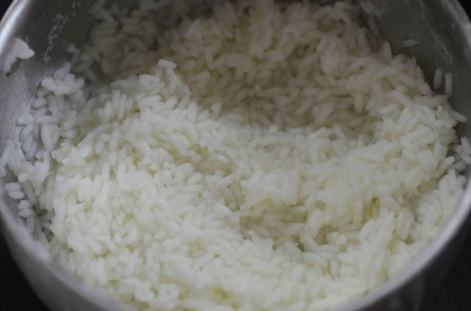 Салат из консервированной горбуши с рисом, яйцом, огурцом и луком