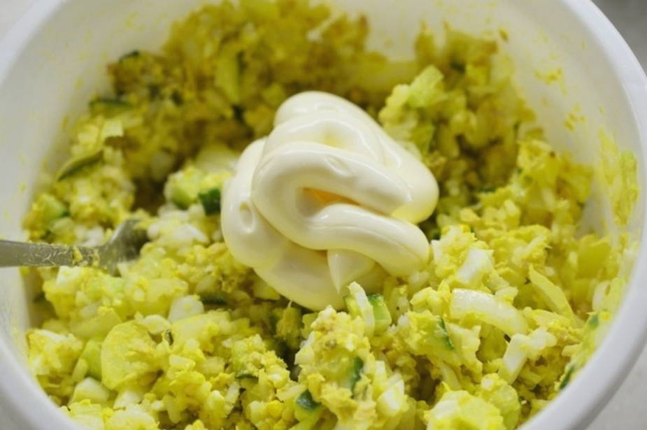 Салат из консервированной горбуши с рисом, яйцом, огурцом и луком