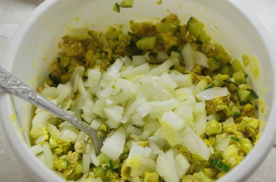 Салат из консервированной горбуши с рисом, яйцом, огурцом и луком