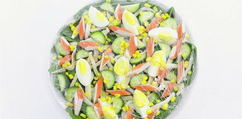 Салат из крабовых палочек, кальмаров, кукурузы, яйца и огурца