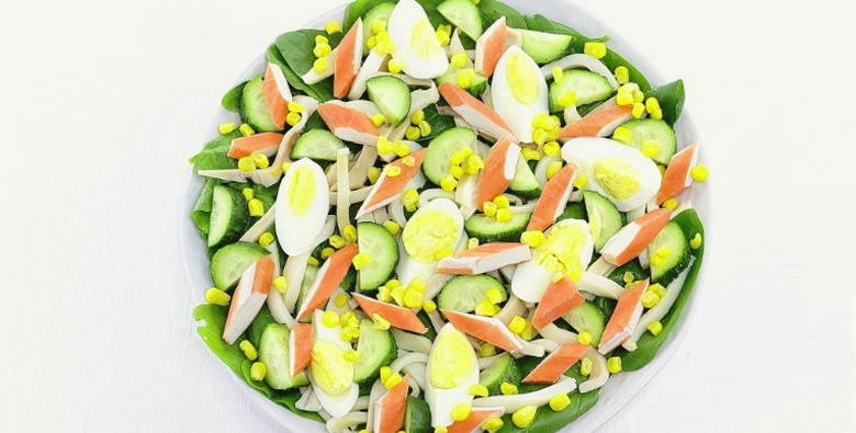 Салат из крабовых палочек, кальмаров, кукурузы, яйца и огурца