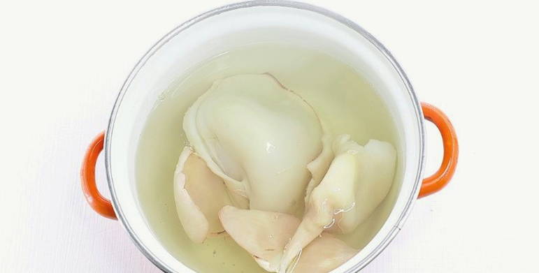 Салат из крабовых палочек, кальмаров, кукурузы, яйца и огурца